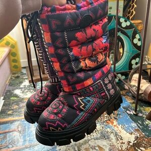 FARM RIO Scarf Chunky Lug Sole Tall Puffer Boot Bright Multicolor *9.5*Like New